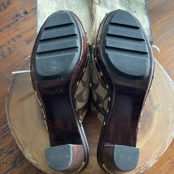 BNWT size 7 Coach clogs with matching Hobo bag! - Picture 4 of 13
